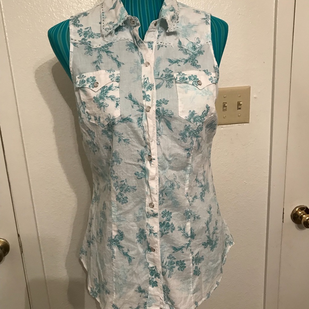 Printed sleeveless shirt with snap buttons.